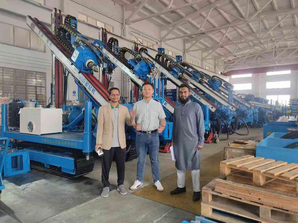 Bienvenue à des amis des Philippines pour visiter l'usine RM pour inspection et négociation